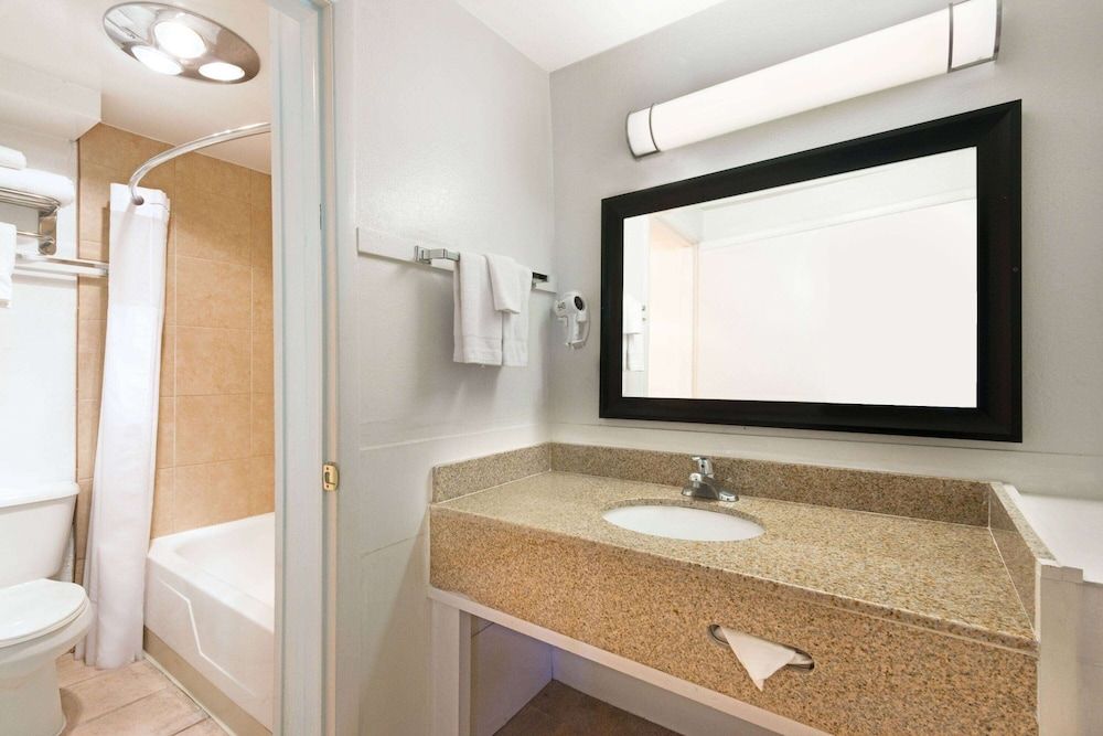 Travelodge by Wyndham Las Vegas NM 3