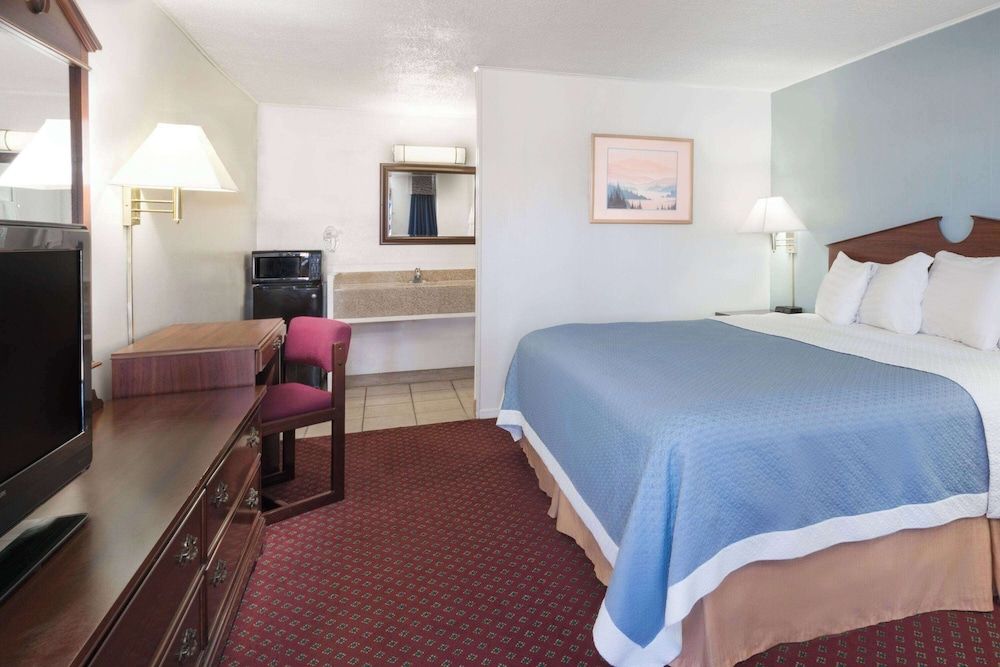 Travelodge by Wyndham Las Vegas NM 2