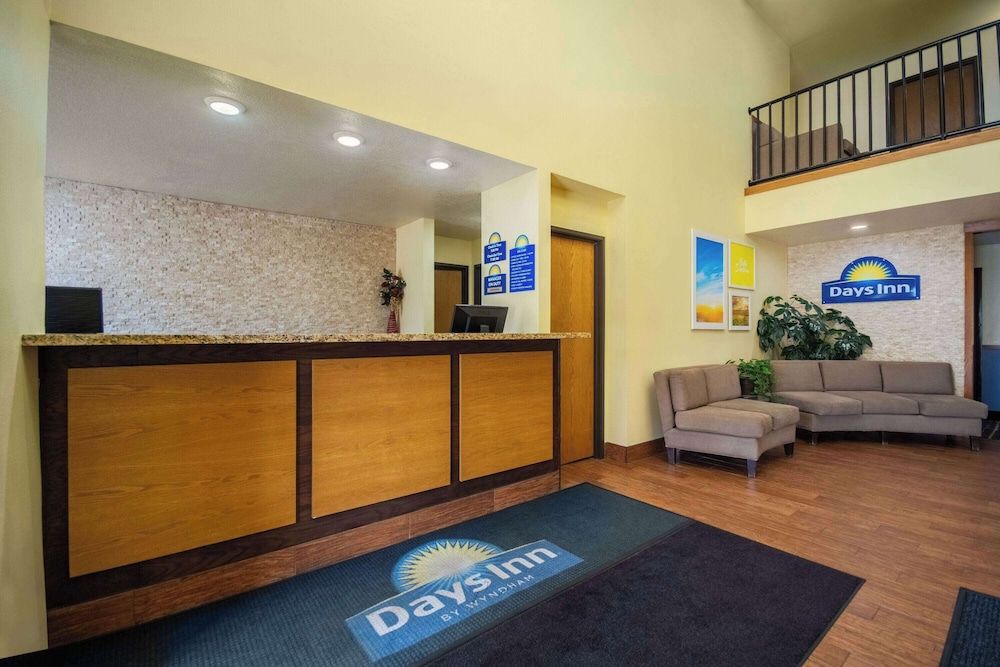 Days Inn by Wyndham Evansdale Waterloo 2