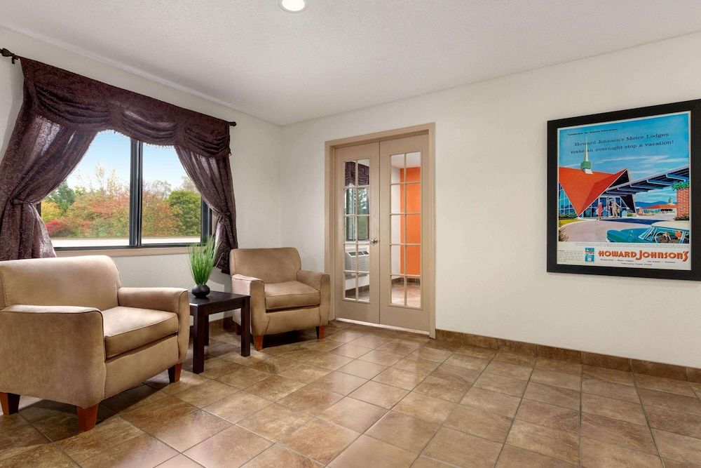 Howard Johnson by Wyndham Waterloo/Cedar Falls 2