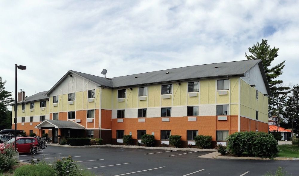 Days Inn & Suites by Wyndham Traverse City 2 estrellas en Traverse City