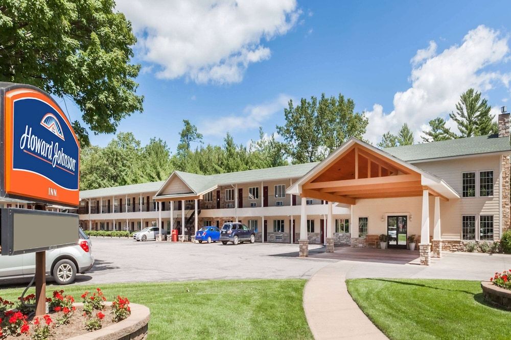 Howard Johnson by Wyndham Traverse City 1