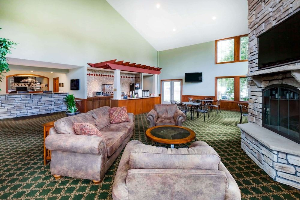 Howard Johnson by Wyndham Traverse City 3