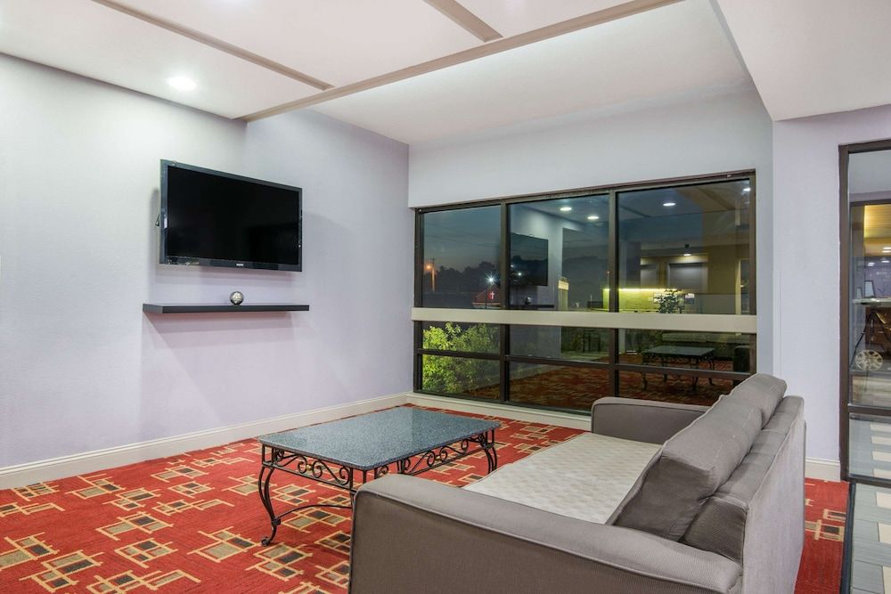 Super 8 by Wyndham Wichita South 2