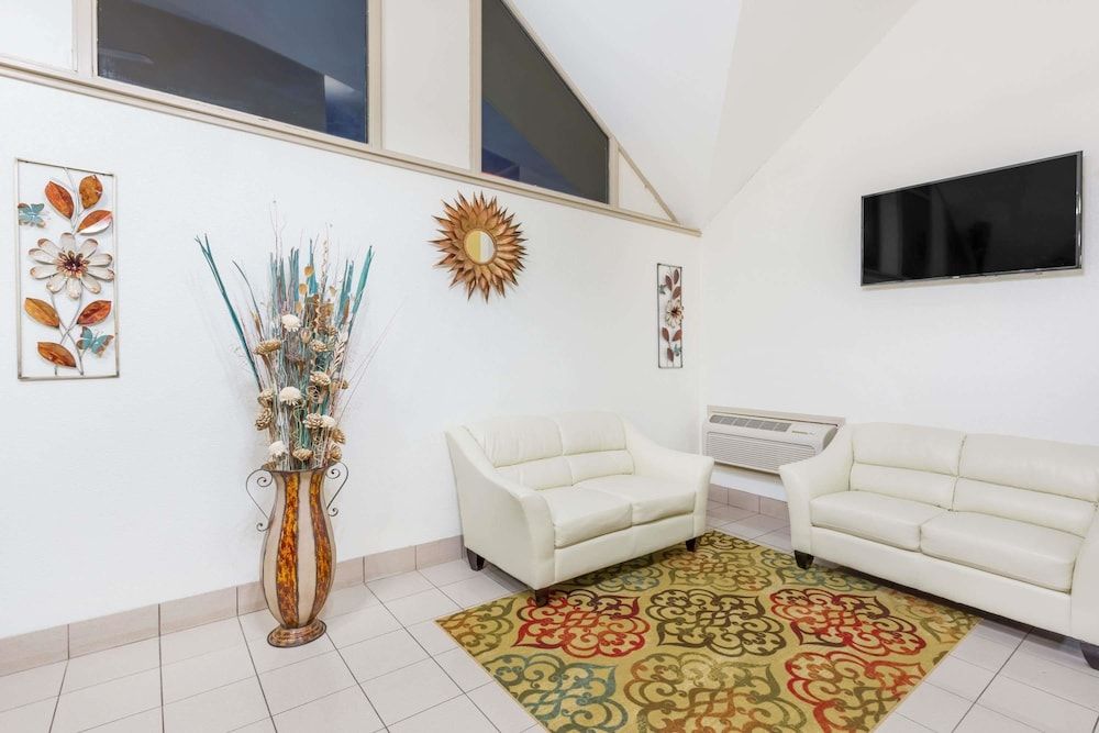 Super 8 by Wyndham Wichita Airport 2