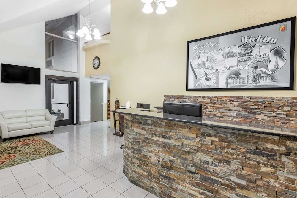 Super 8 by Wyndham Wichita Airport 3