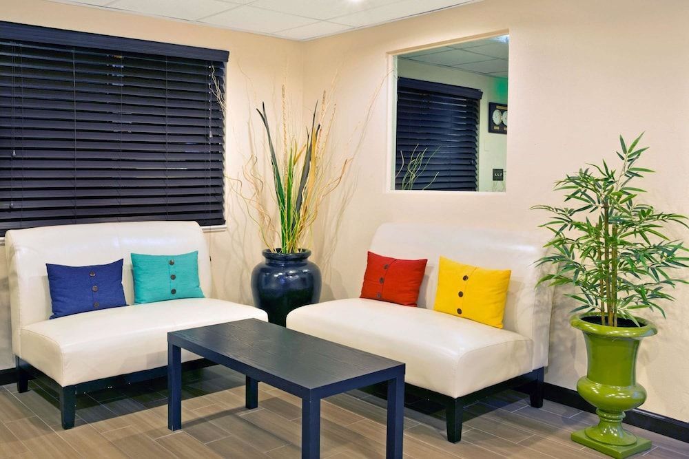 Super 8 by Wyndham Ogden 2