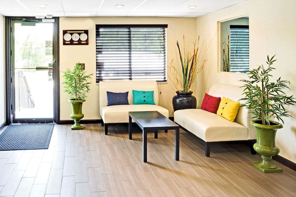 Super 8 by Wyndham Ogden 3