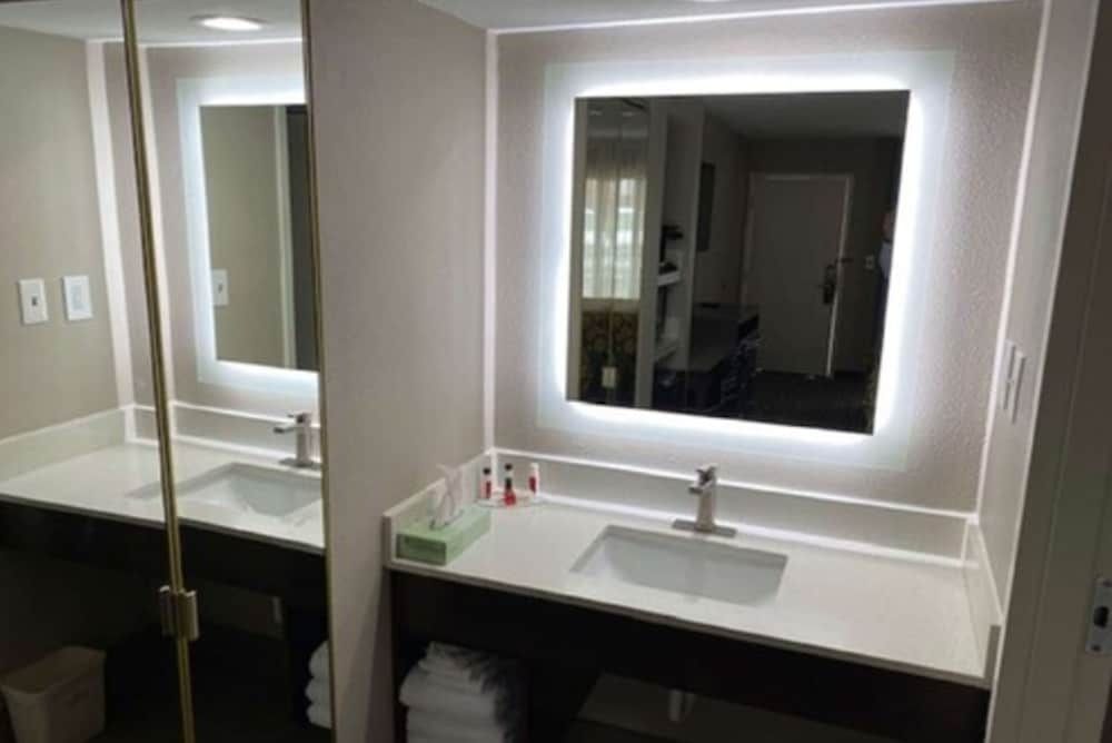 Baymont by Wyndham Topeka 2