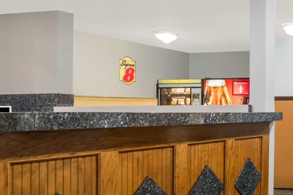 Super 8 by Wyndham Topeka/Wanamaker RD/I-70 3