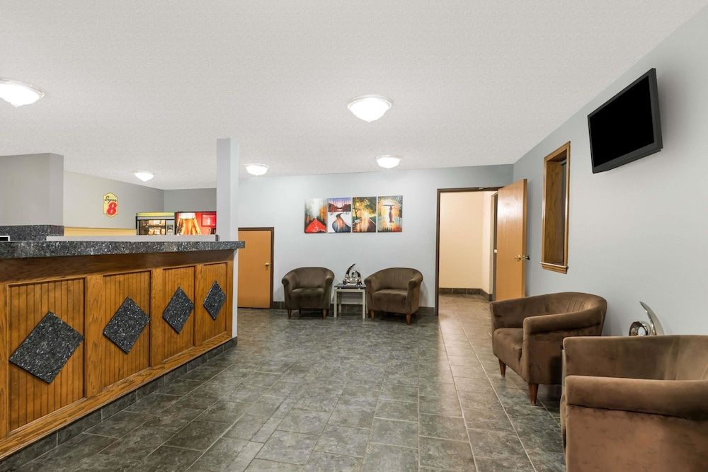 Super 8 by Wyndham Topeka/Wanamaker RD/I-70 2