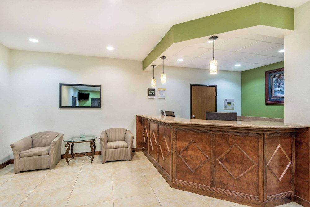 Days Inn by Wyndham Topeka 2