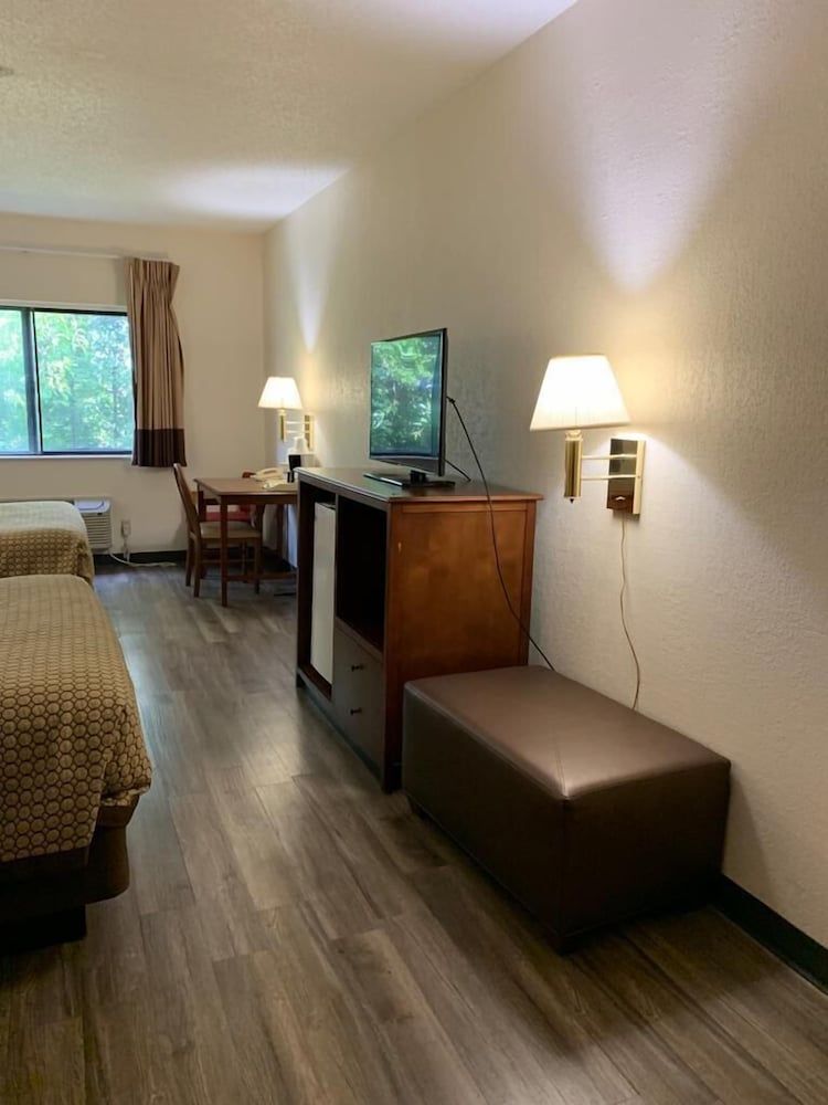 Days Inn by Wyndham Topeka 3