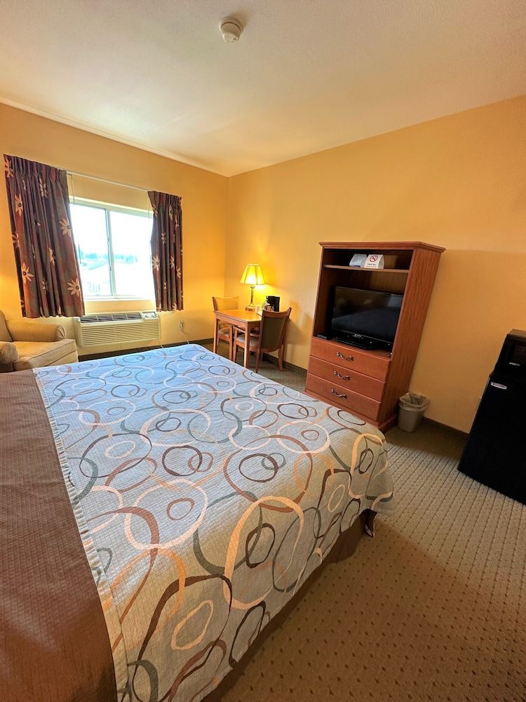 Super 8 by Wyndham Topeka at Forbes Landing 3