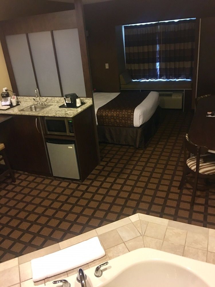 Microtel Inn And Suites Minot 3