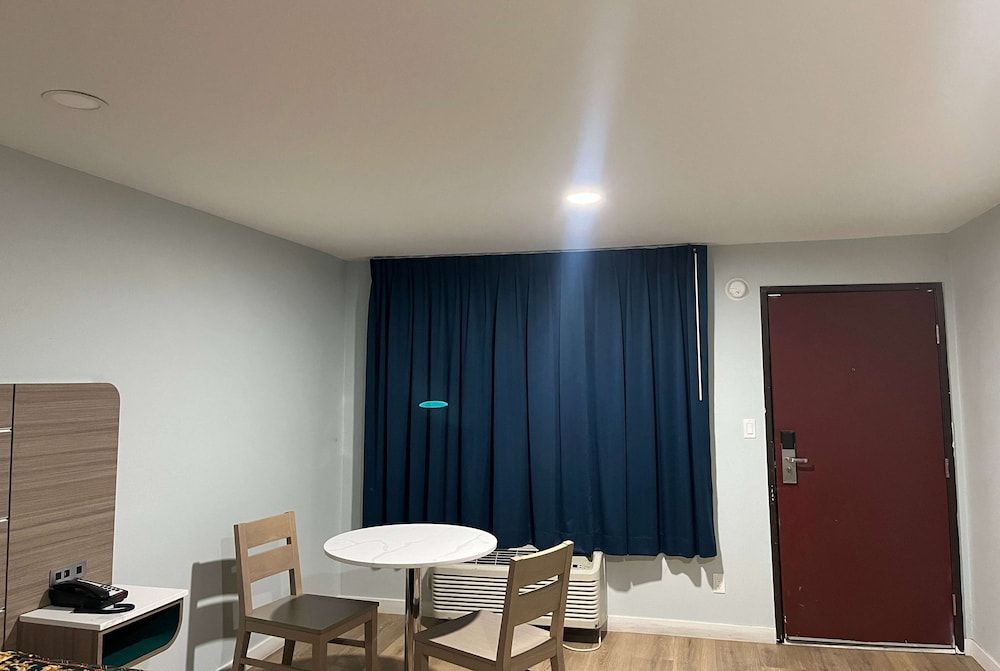 Travelodge by Wyndham Fairplex Pomona 2