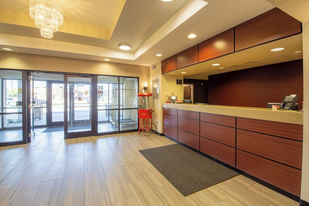 Red Roof Inn & Suites Indianapolis Airport 2