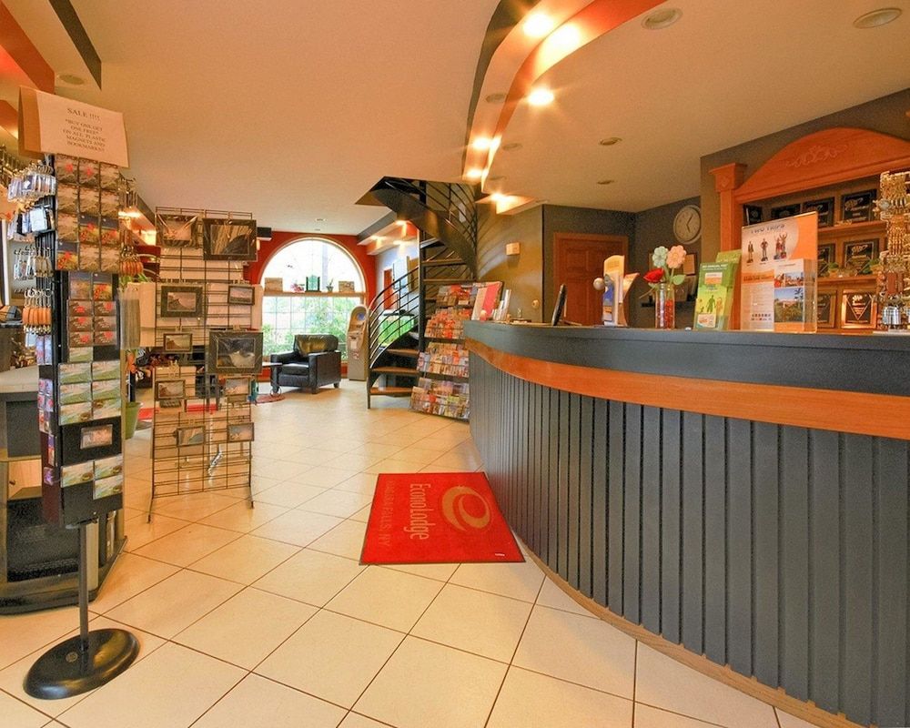 Econo Lodge At The Falls North 2