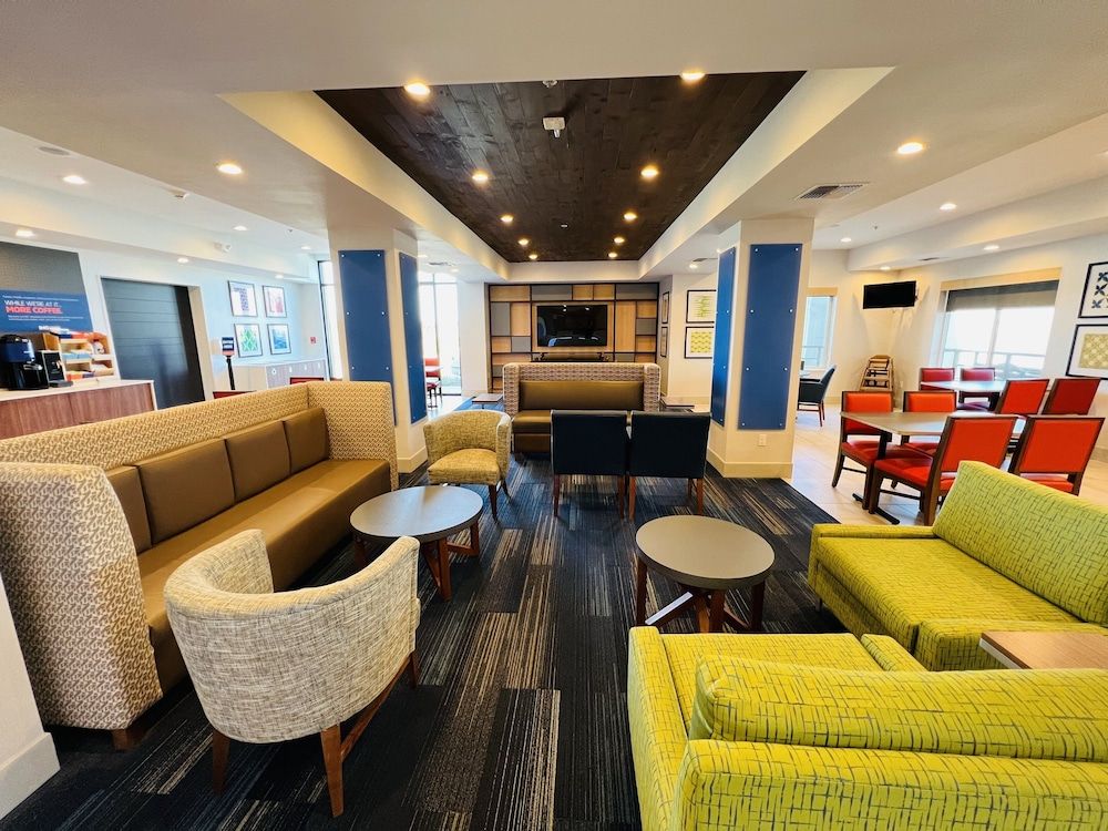 Holiday Inn Express & Suites Salinas 2