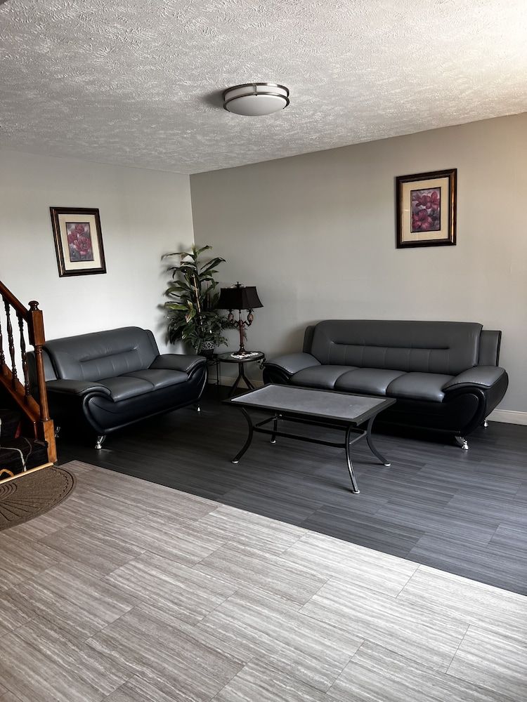 Sky Lodge Inn & Suites 3