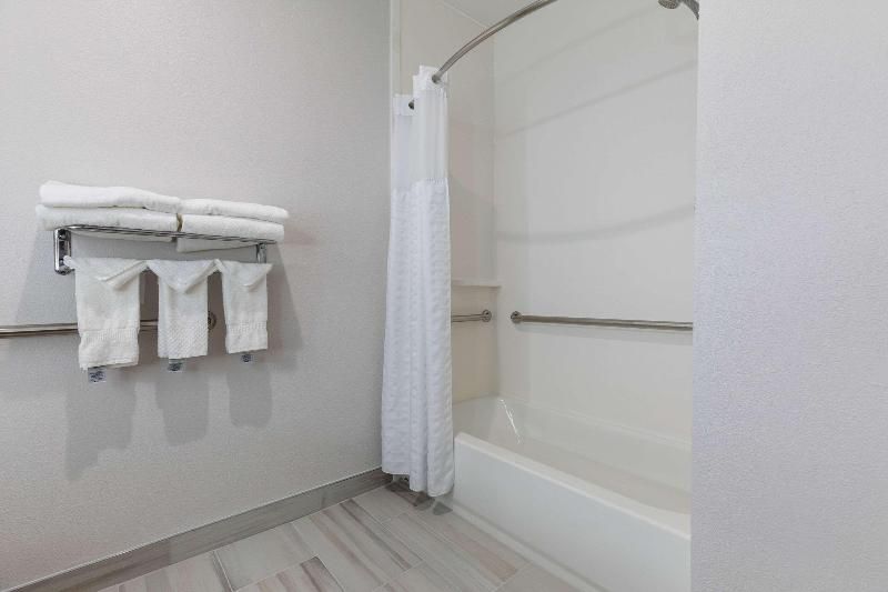 Comfort Suites (Lombard) 2