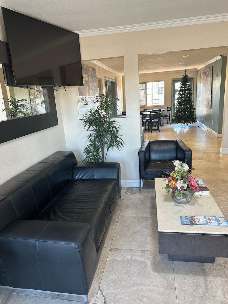 Econo Lodge Oceanside 3