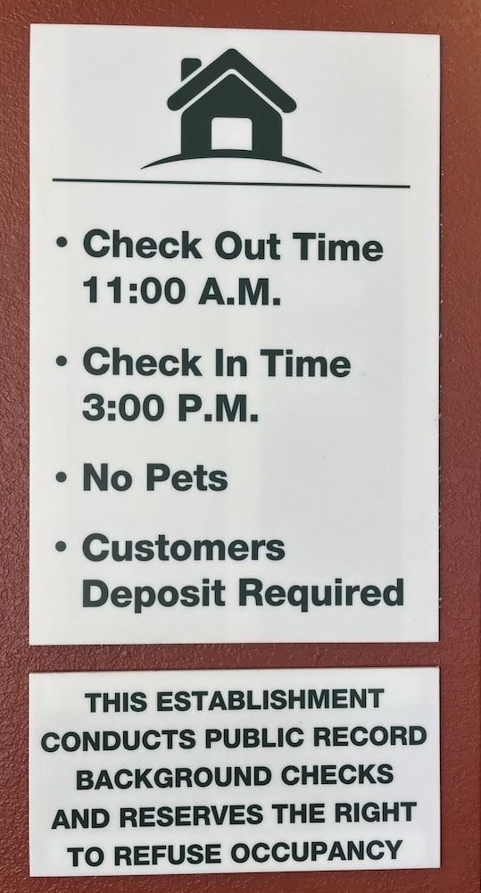 HomeTowne Studios & Suites by Red Roof Bentonville 2