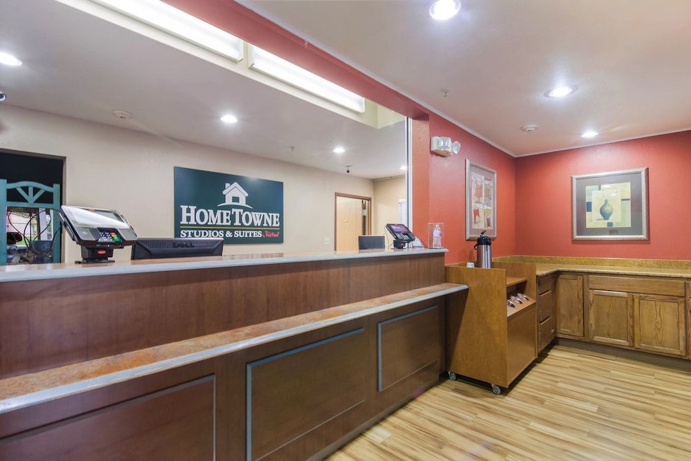 HomeTowne Studios & Suites by Red Roof Bentonville 3
