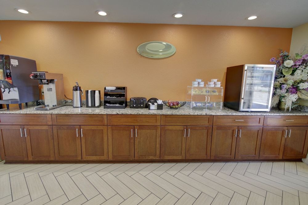 Econo Lodge at Military Circle 3