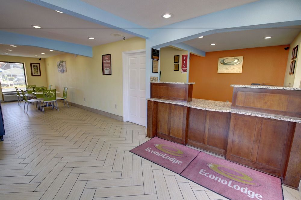 Econo Lodge at Military Circle 2