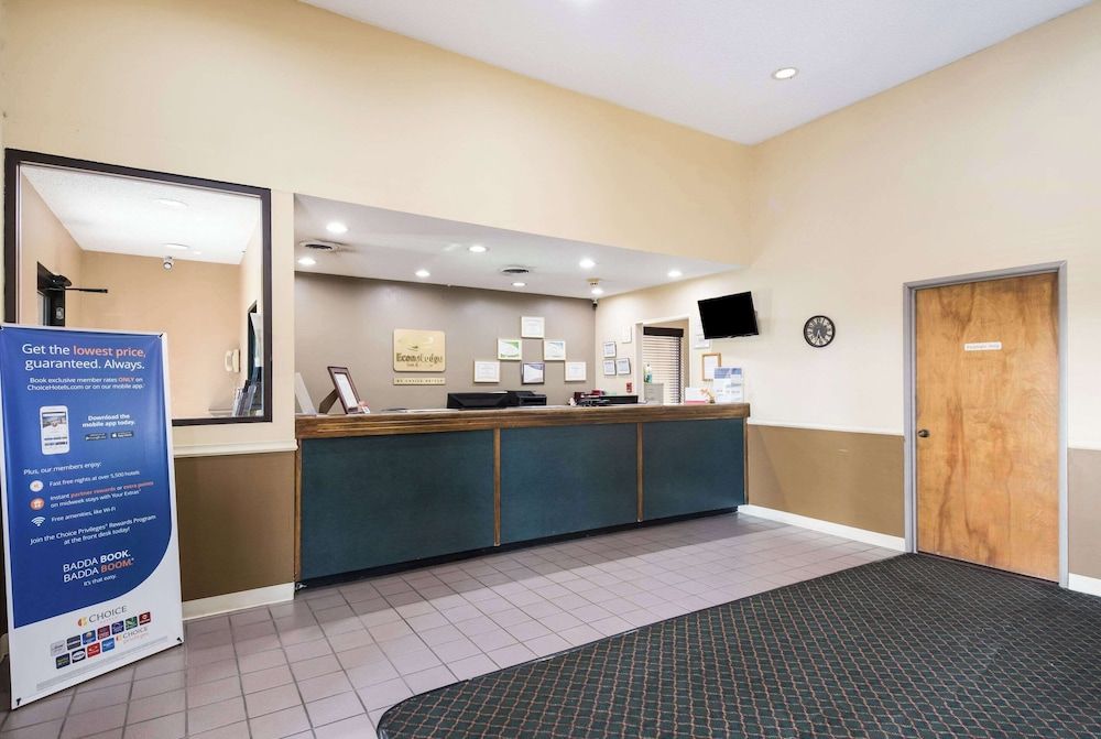 Econo Lodge Inn & Suites East 3