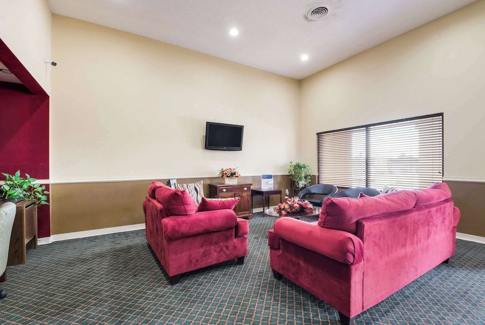 Econo Lodge Inn & Suites East 2