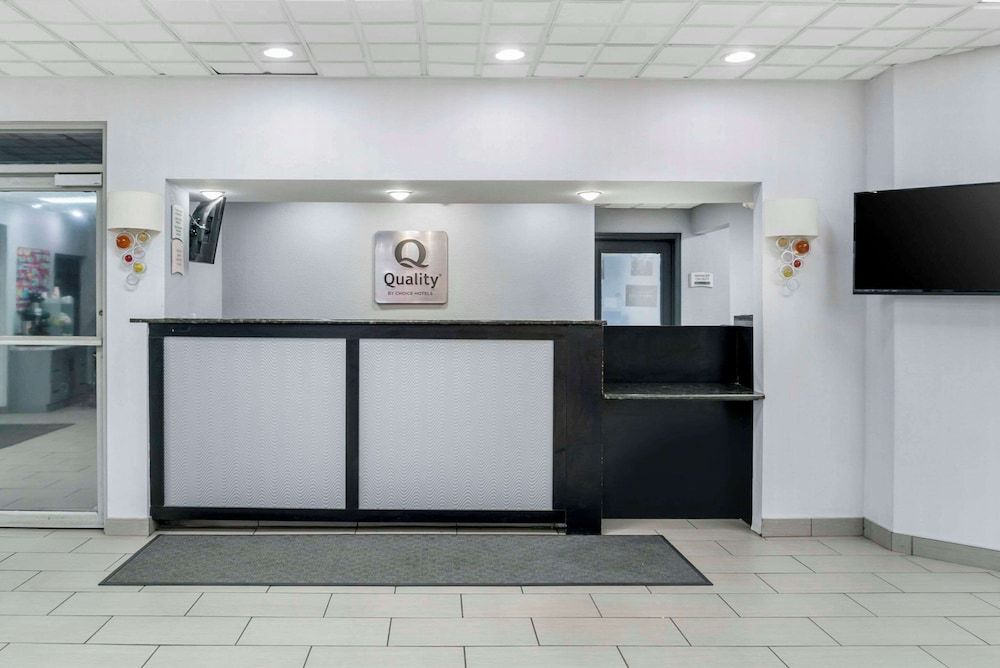 Quality Inn and Suites Livonia 3