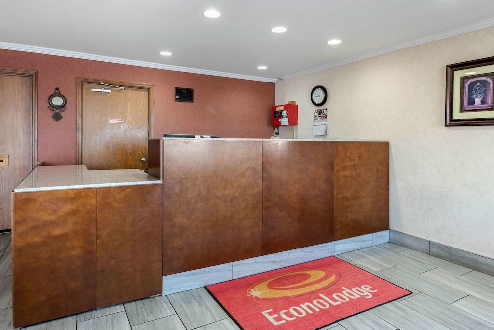 Econo Lodge 3