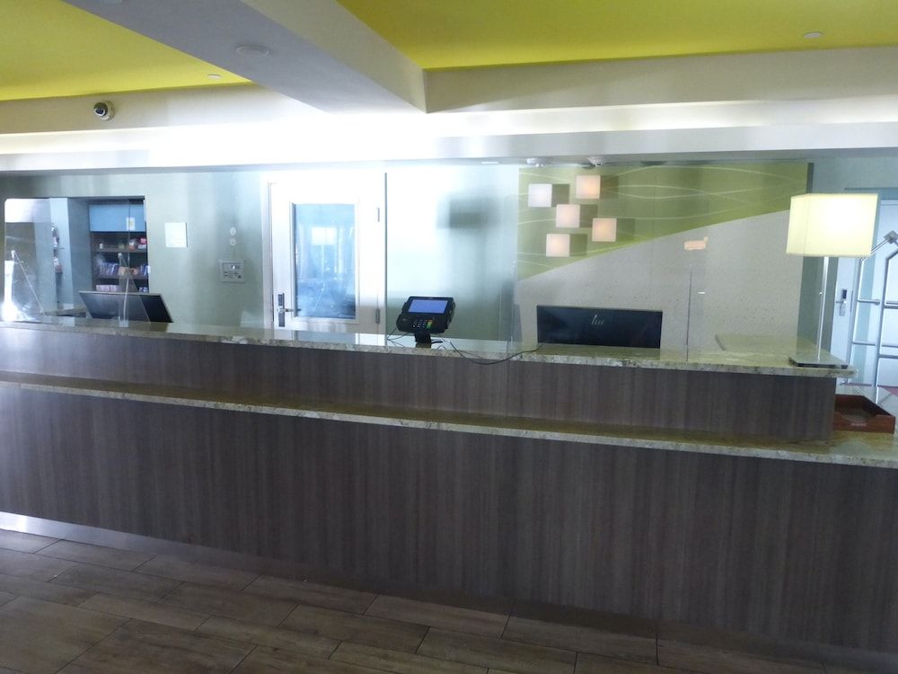 Red Roof Inn PLUS+ & Suites Tampa 2
