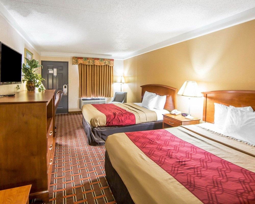 Econo Lodge North 3
