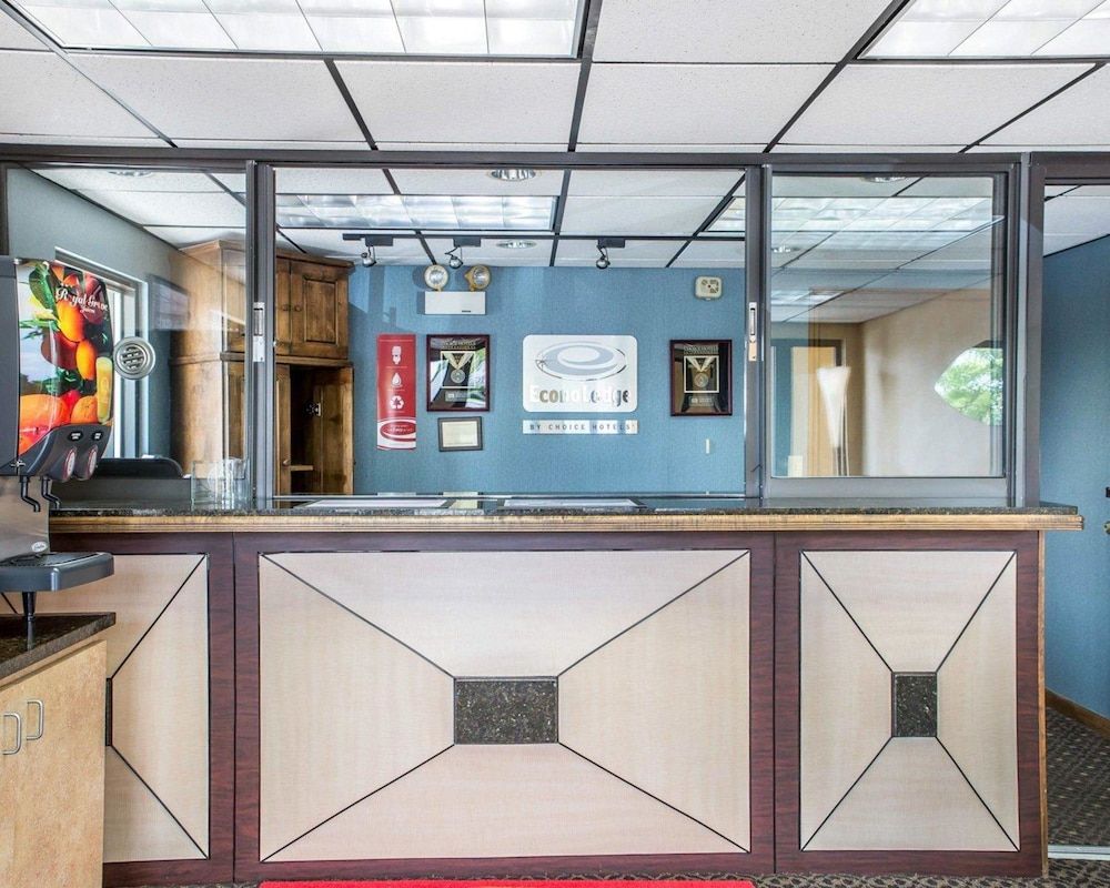 Econo Lodge North 2