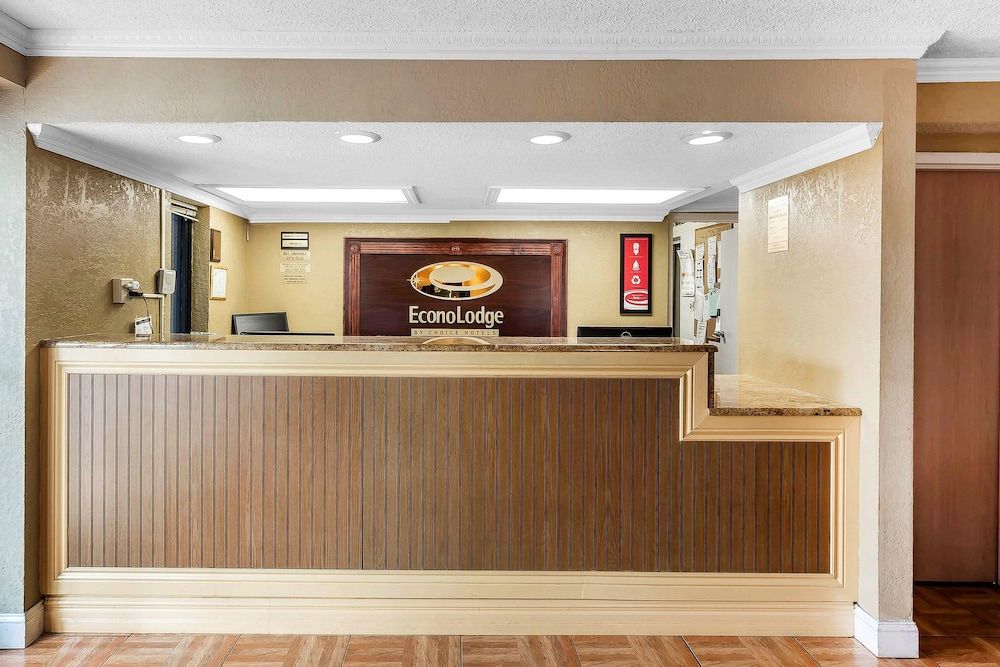 Econo Lodge North 3