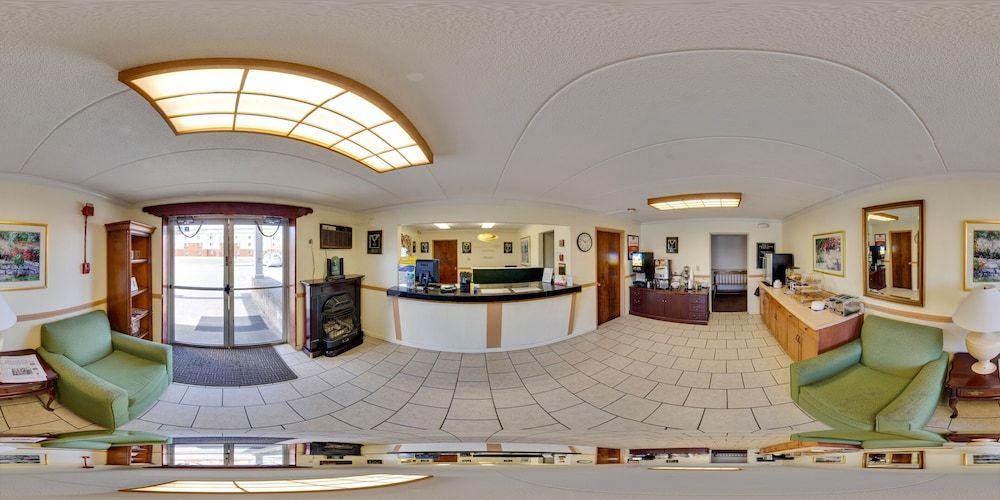 Econo Lodge Inn & Suites Airport 2