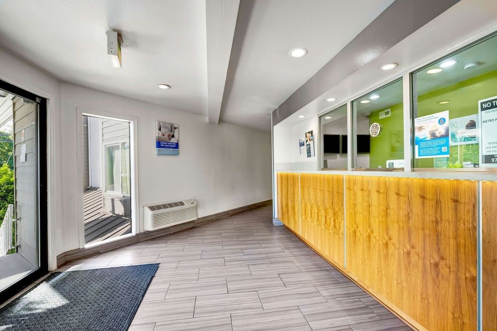 Studio 6 Portland, OR 3