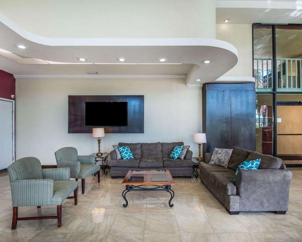 Quality Inn & Suites at Tropicana Field 3