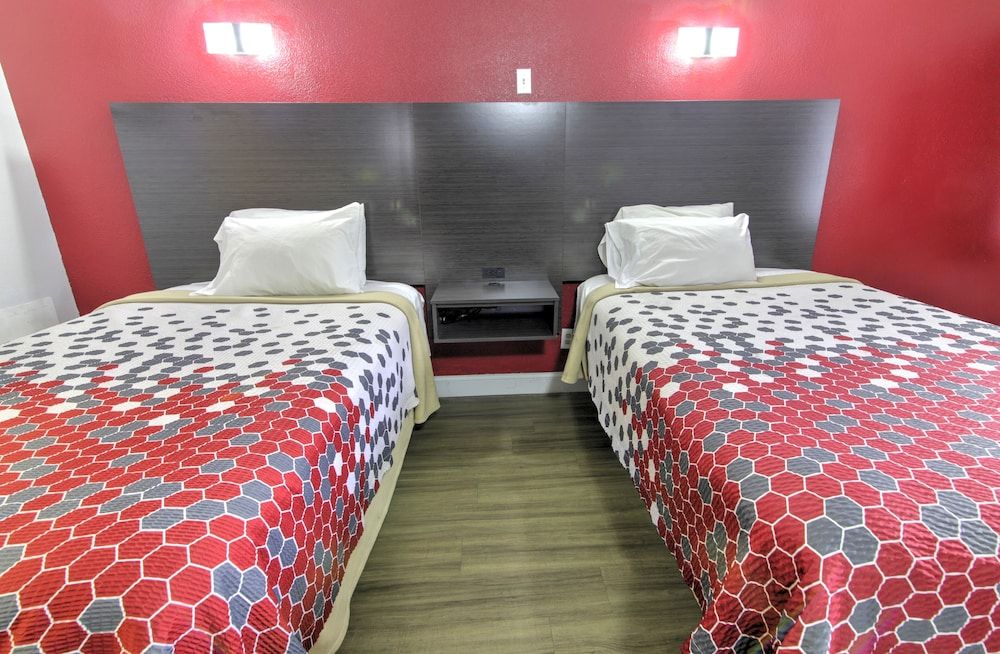 Econo Lodge Airport 3