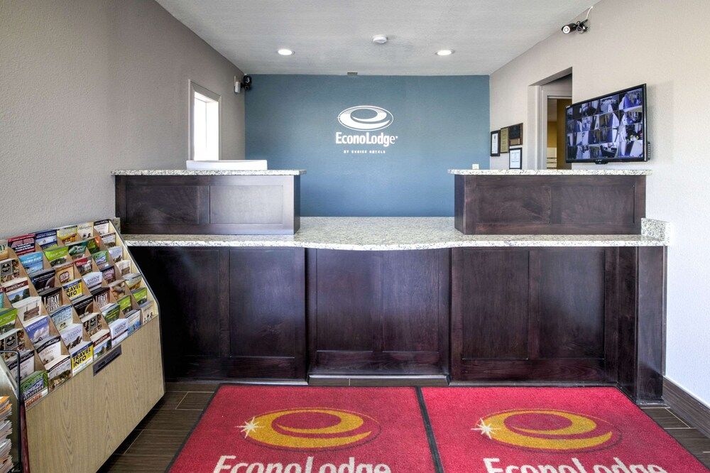 Econo Lodge Airport 2