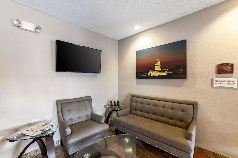 Quality Suites South 3