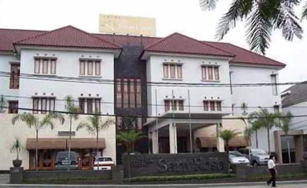 New Sanyrosa -1 estrellas en Bandung