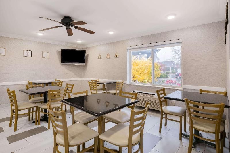 Baymont by Wyndham Gurnee 3