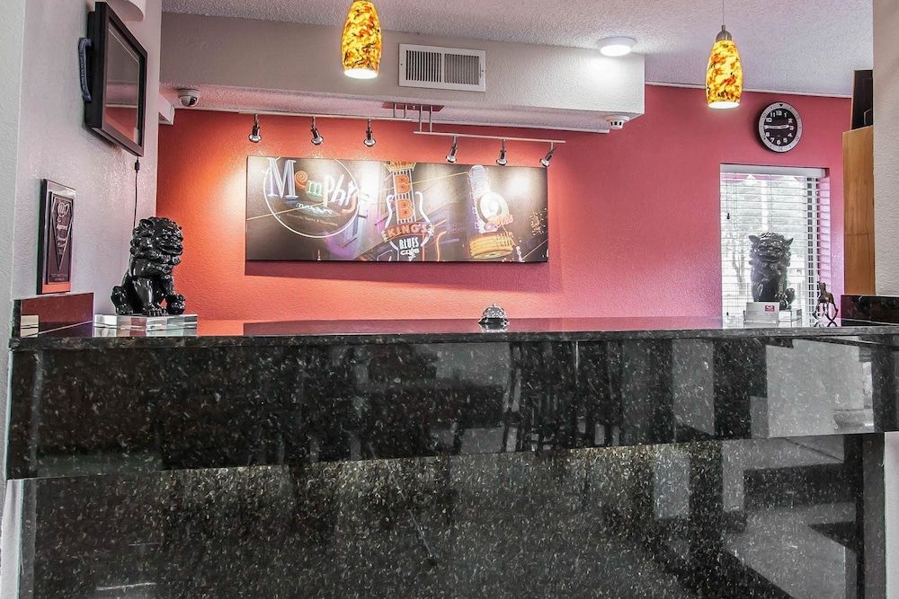 Econo Lodge Inn & Suites 2