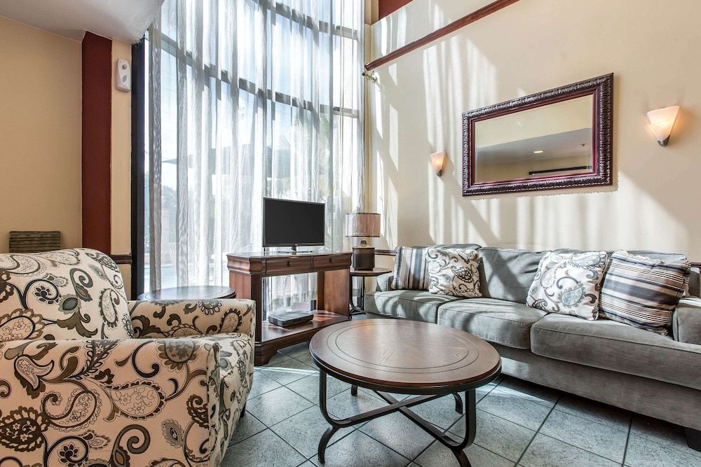 Econo Lodge Inn & Suites Riverside - Corona 3