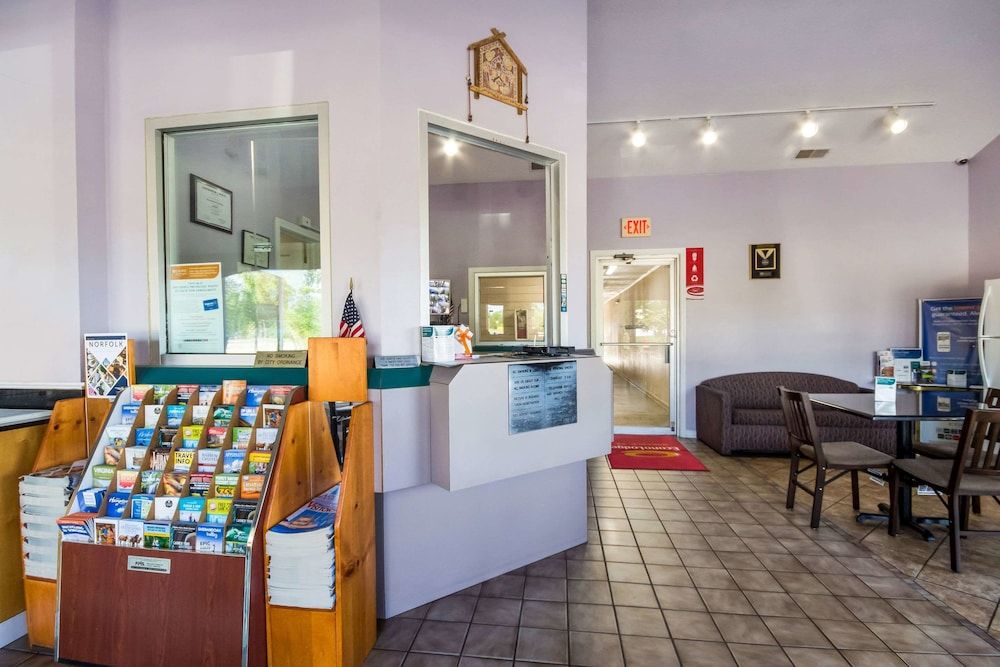 Econo Lodge Little Creek 2