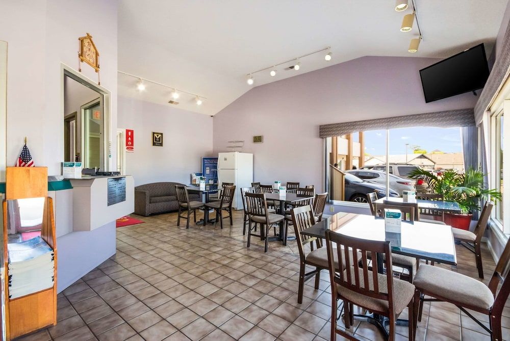 Econo Lodge Little Creek 3